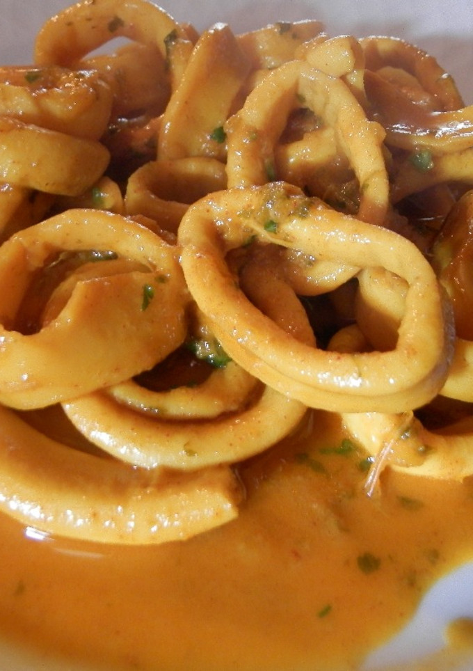 Una foto de Calamares al vino blanco