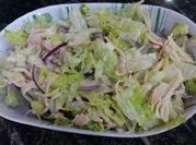 Una foto de ensalada pollo con lechuga