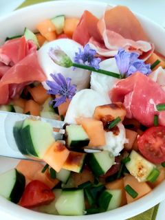 Une photo de Salade d'été au melon, jambon et mozzarella