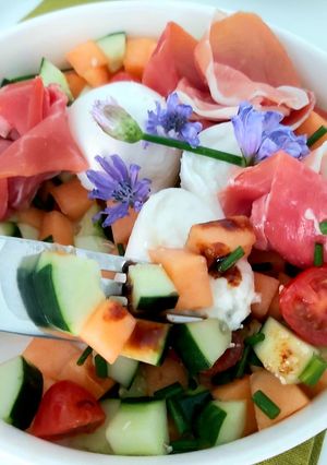 Une photo de Salade d'été au melon, jambon et mozzarella