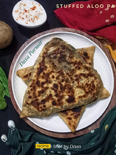 સ્ટફ્ડ આલુ પાલક પરાઠા (Stuffed Aloo Palak Paratha Recipe In Gujarati) રેસીપી મુખ્ય ફોટો