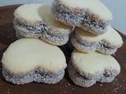 Una foto de alfajor de maizena con aceite