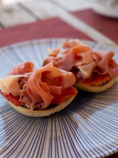 Una foto de Catalana: Pan con tomate y jamón serrano