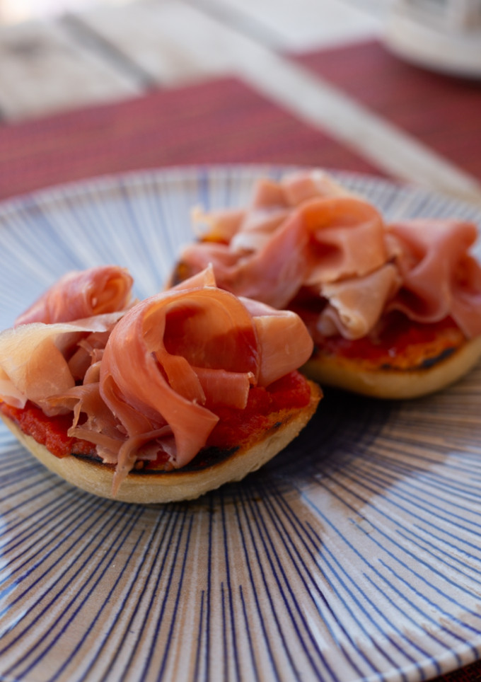 Una foto de Catalana: Pan con tomate y jamón serrano