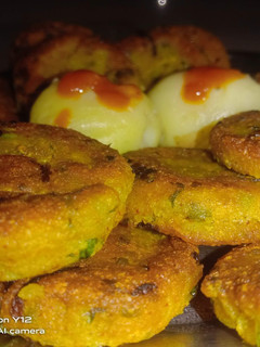 आलू की टिक्की(aloo ki tikki recipe in hindi) रेसिपी मुख्य फोटो