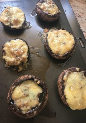 A picture of Cheesy portobello mushrooms.