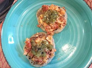 Una foto de Sopes de huevo con chorizo.ॐ🇲🇽