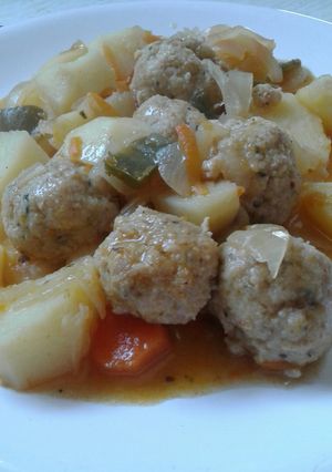 Una foto de Albóndigas con verduras
