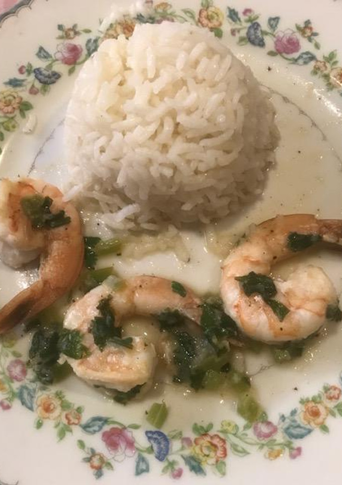 Una foto de Camarones 🍤 con tequila y limón