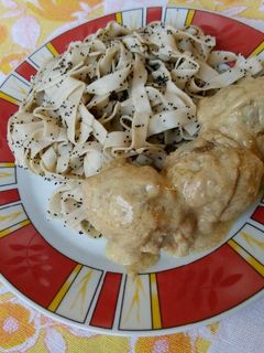 Mustáros húsgolyók mákos metélttel recept fotója