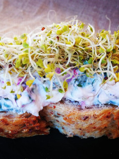 Una foto de Canapés con mousse de queso y almendras