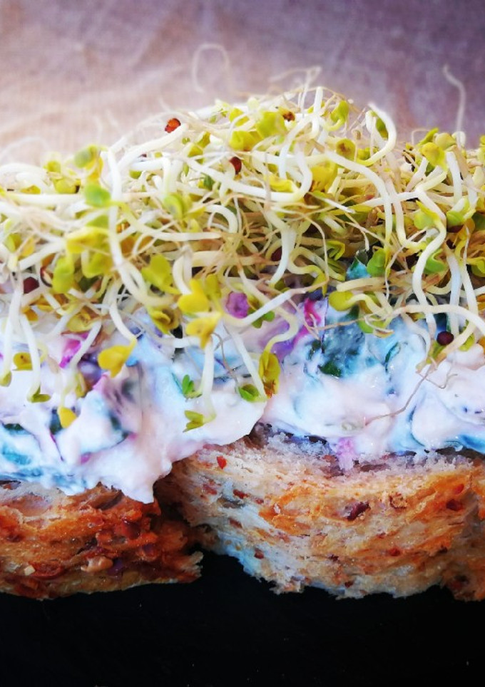 Una foto de Canapés con mousse de queso y almendras