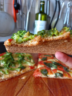 Una foto de Pizza integral Veggie 💯 de Brócoli y Caprese 😋