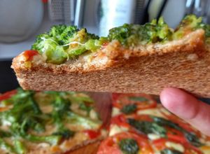 Una foto de Pizza integral Veggie 💯 de Brócoli y Caprese 😋