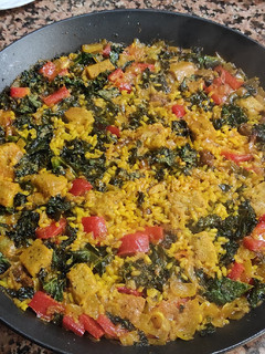Una foto de Arroz con kale, tofu birmano, calabizo y pimiento rojo