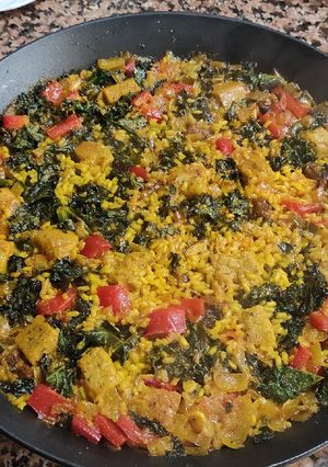 Una foto de Arroz con kale, tofu birmano, calabizo y pimiento rojo