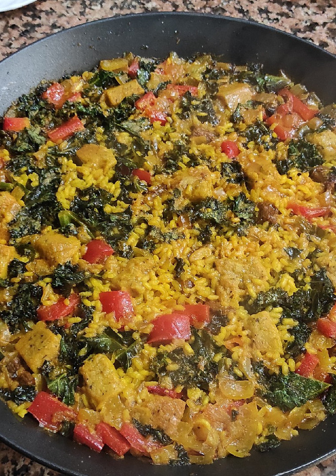 Una foto de Arroz con kale, tofu birmano, calabizo y pimiento rojo