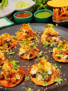 लेफ्टओवर रोटी से कुरकुरी देसी सेव पूरी (leftover roti se kurkure desi sev puri recipe in Hindi) रेसिपी मुख्य फोटो