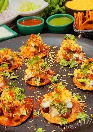 लेफ्टओवर रोटी से कुरकुरी देसी सेव पूरी (leftover roti se kurkure desi sev puri recipe in Hindi) रेसिपी मुख्य फोटो