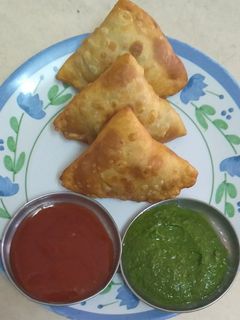 આલુ મટર સમોસા રેસીપી મુખ્ય ફોટો