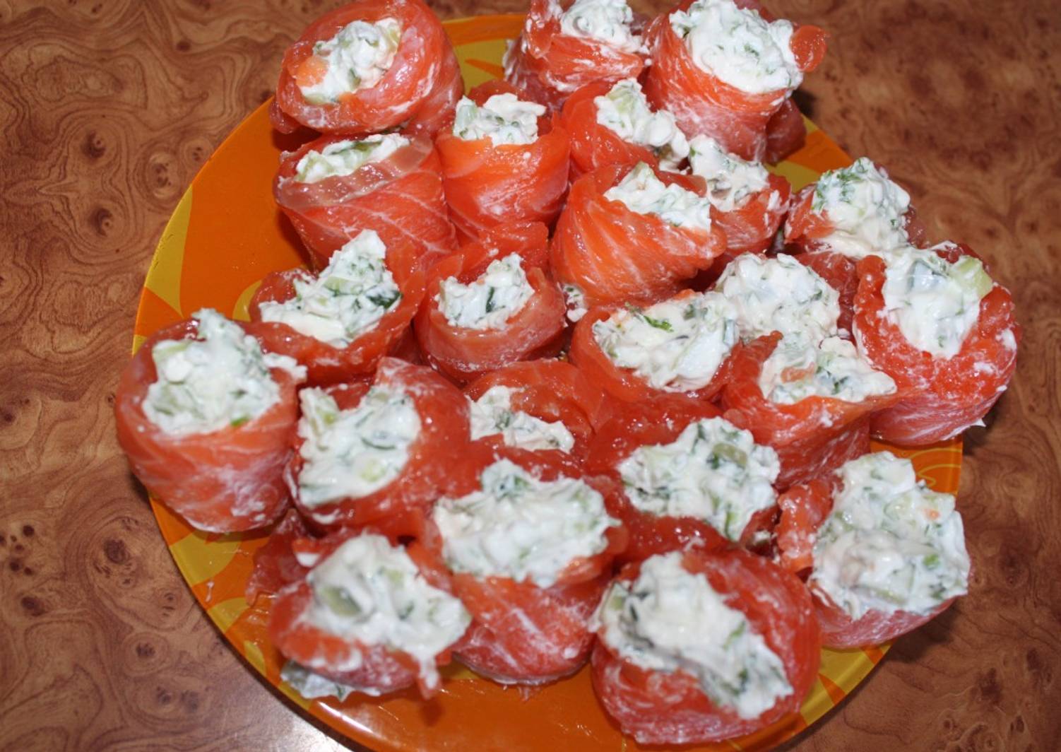 Рулетики из лосося со сливочным сыром рецепт с фото пошагово