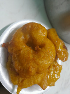 Una foto de Picarones Peruanos y miel de Chancaca