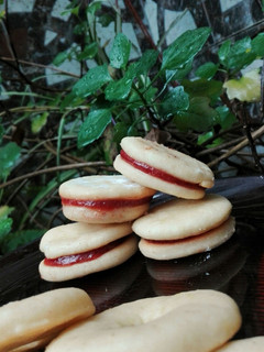 Una foto de Alfajores de limón con fruta o dulce de membrillo 😊