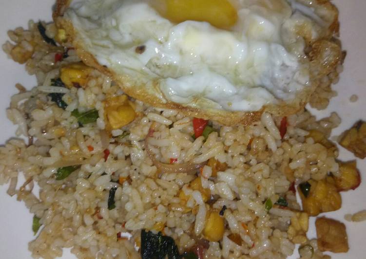 Langkah Mudah Menyiapkan Nasi goreng tempe telur setengah matang Bikin Manjain Lidah