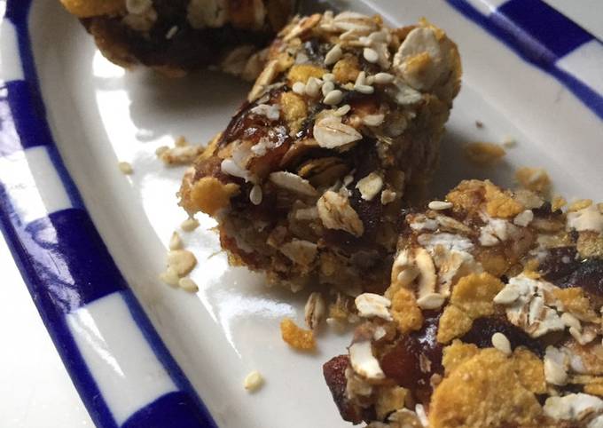 Easiest Way to Make Super Quick Homemade Dates oats energy bar