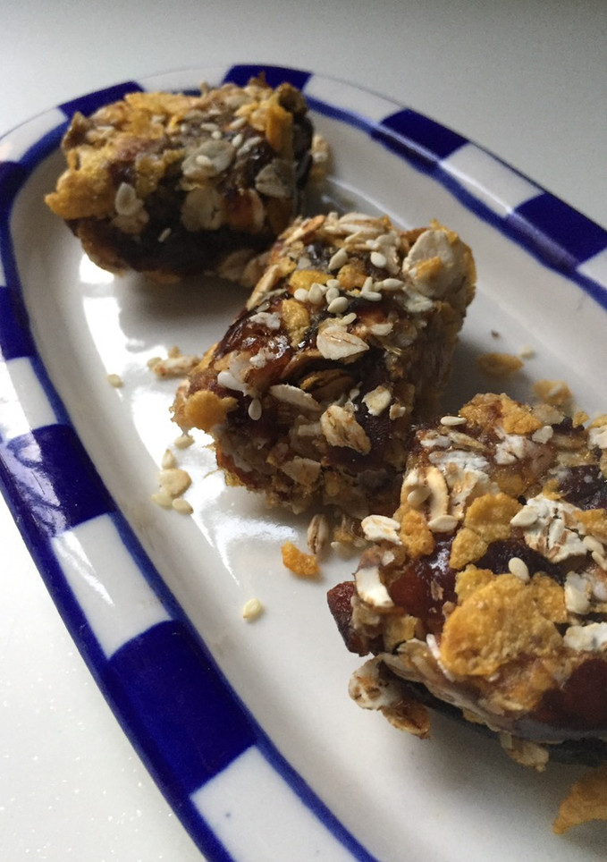 A picture of Dates oats energy bar.