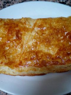 Una foto de Hojaldre de queso, bacon y jamón