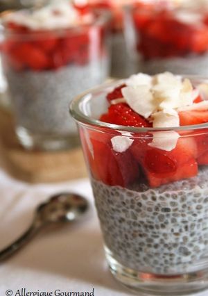 Une photo de Chia pudding coco / menthe / fraises { sans gluten, sans lait, sans oeufs }