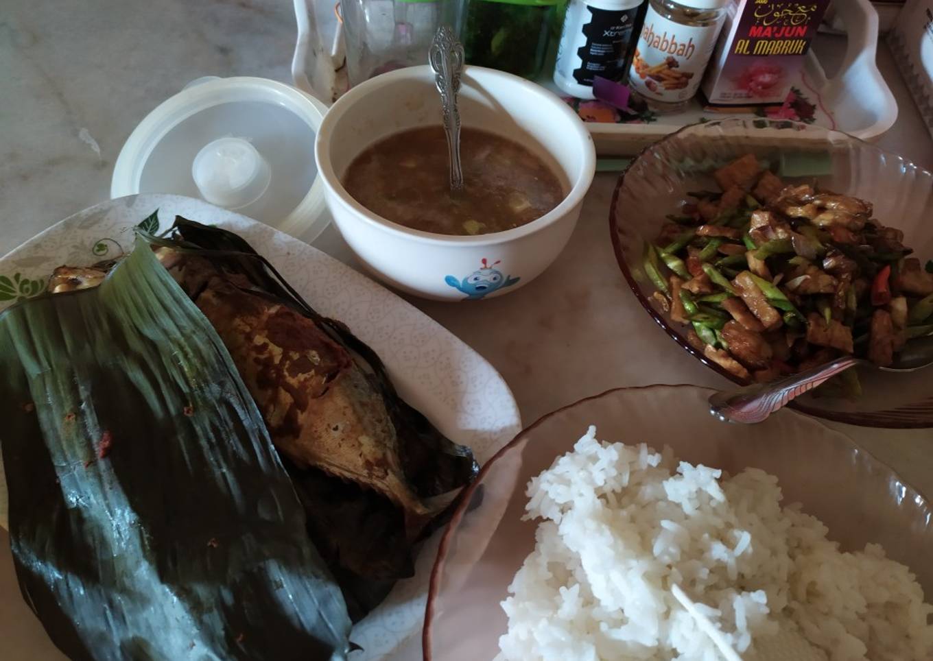 Ikan Mabong bakar dengan balutan daun pisang