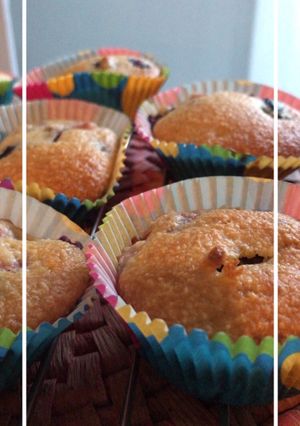 Una foto de Muffins de coco y arándanos