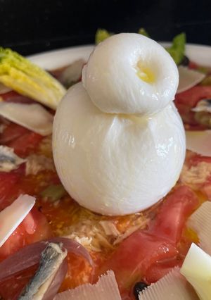 Una foto de Carpacho de tomate Rosa y burrata……increíble y refrescante…….😜😜😜
