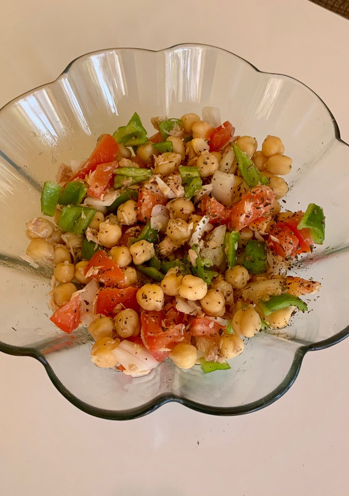 Una foto de Ensalada de garbanzos con atún