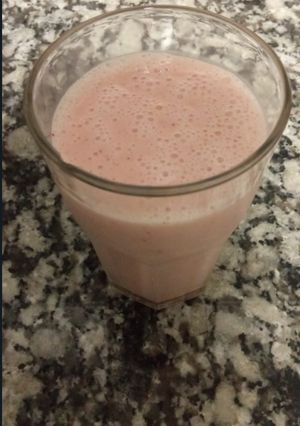 Una foto de Licuado Veraniego con frutilla, banana y manzana 🍎🍌🍓