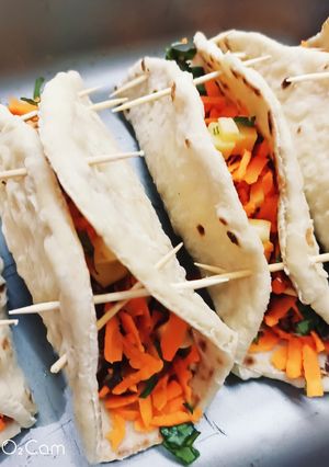 Una foto de • Tacos de Carne y Queso~ 🌮