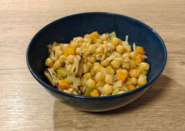 Wok de garbanzos con mejillones en escabeche