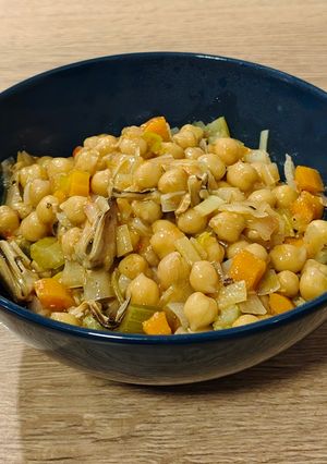 Foto principal de Wok de garbanzos con mejillones en escabeche