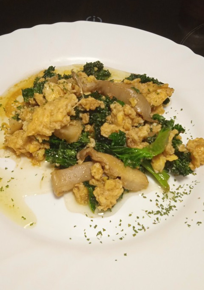 Una foto de Huevos revueltos con kale y setas 😜😋