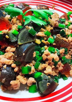 A picture of 皮蛋蒼蠅頭 STIR FRY MINCED PORK WITH CENTURY EGGS & CHIVES.