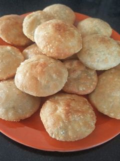 A picture of Matar ki Khasta Kachori.