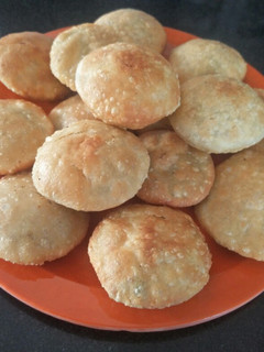A picture of Matar ki Khasta Kachori.