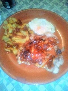 Una foto de Churrasco de pollo con patatas y huevos fritos