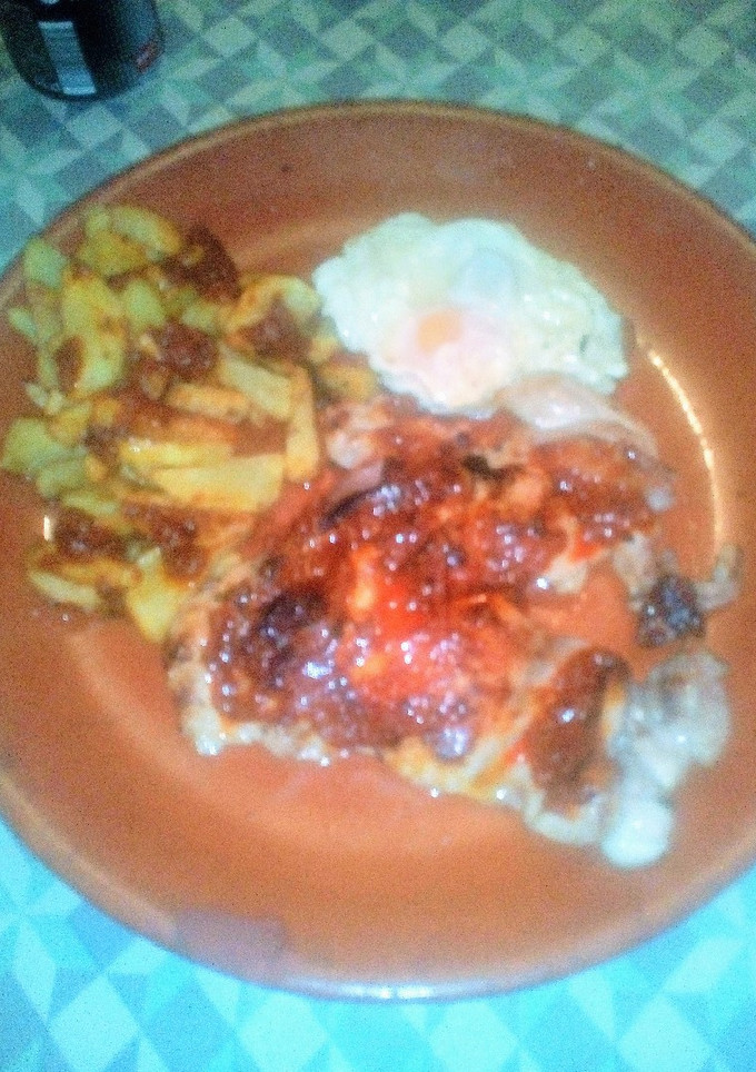 Una foto de Churrasco de pollo con patatas y huevos fritos