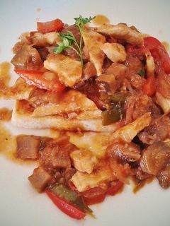 Una foto de Tosta de lomo de cerdo con pisto