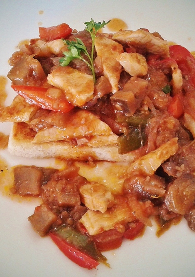 Una foto de Tosta de lomo de cerdo con pisto