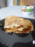 Crepa de huevos revueltos con frijoles refritos con chilorio