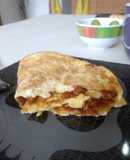 Crepa de huevos revueltos con frijoles refritos con chilorio